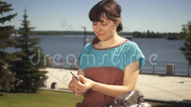 一个年轻的女人在一个坐在海滨的玩具旋转器手中<strong>扭动</strong>。